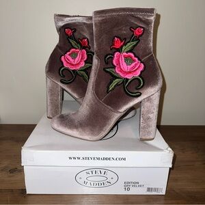 Steve Madden women’s 10 pink rose Gray Velvet Embroidered Ankle Boots